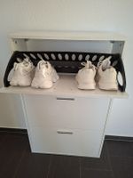 Schuhschrank weiss mit drei Klappen.