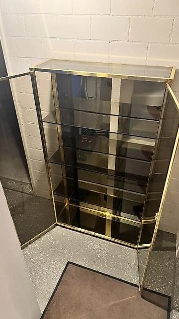 Vitrinen: Vitrine mit getönten Scheiben, Messingrahmen – Gebraucht aus Bergdietikon von mbu_rk7q 1