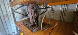 Alte Waage mit Holz und Metall Teilen, antikes Stück