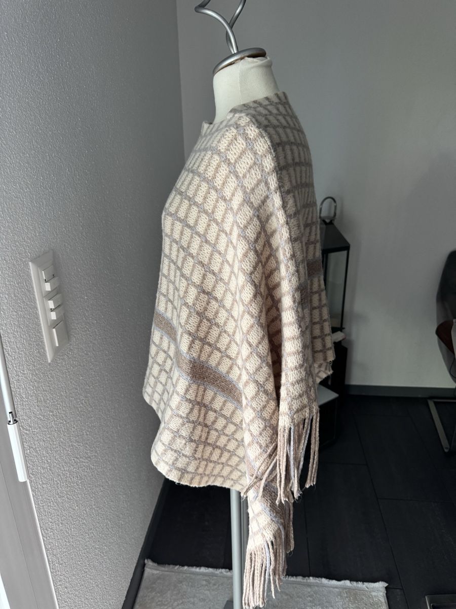 Autres vêtements femmes: Poncho kariert mit Fransen cremefarben/grau einheitsgroesse – D'occasion à Olten par bir_k96n 1