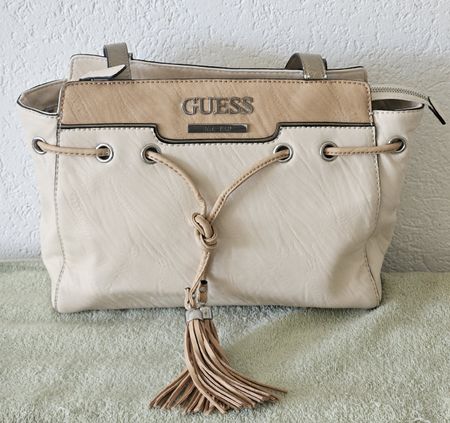 kleine GUESS-Tasche