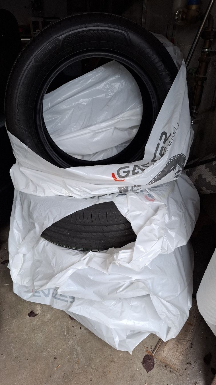 Pneus & Kompletträder: Absolut neuwertig! 39/25! Good Year Sommerreifen 215/60R17 – Neu (gemäss Beschreibung) aus Volketswil von Tinkertown 2
