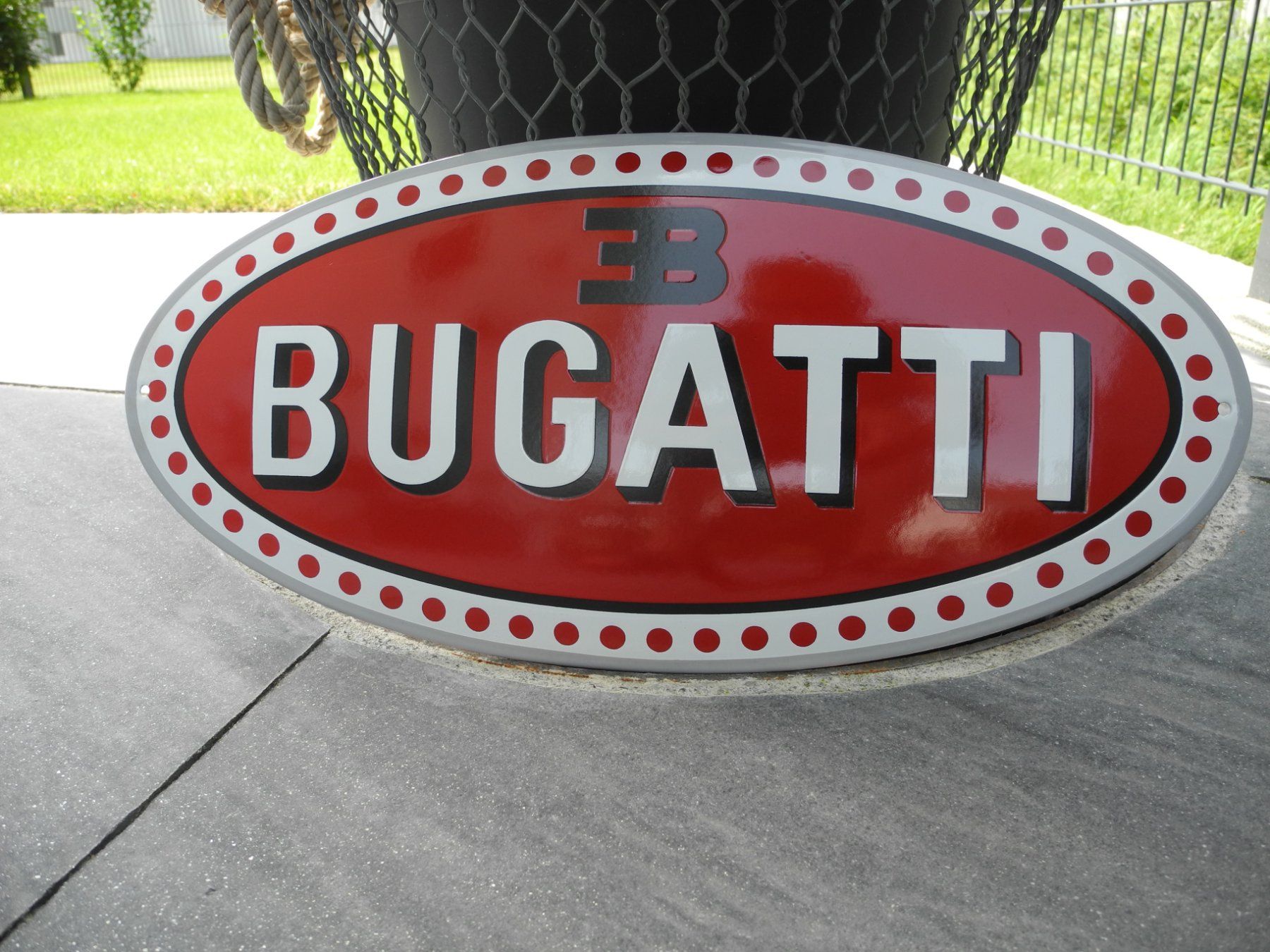 Bugatti Schilder: GROSSES BUGATTI EMAILSCHILD – Neu (gemäss Beschreibung) aus Reinach AG von Huckleberrysix