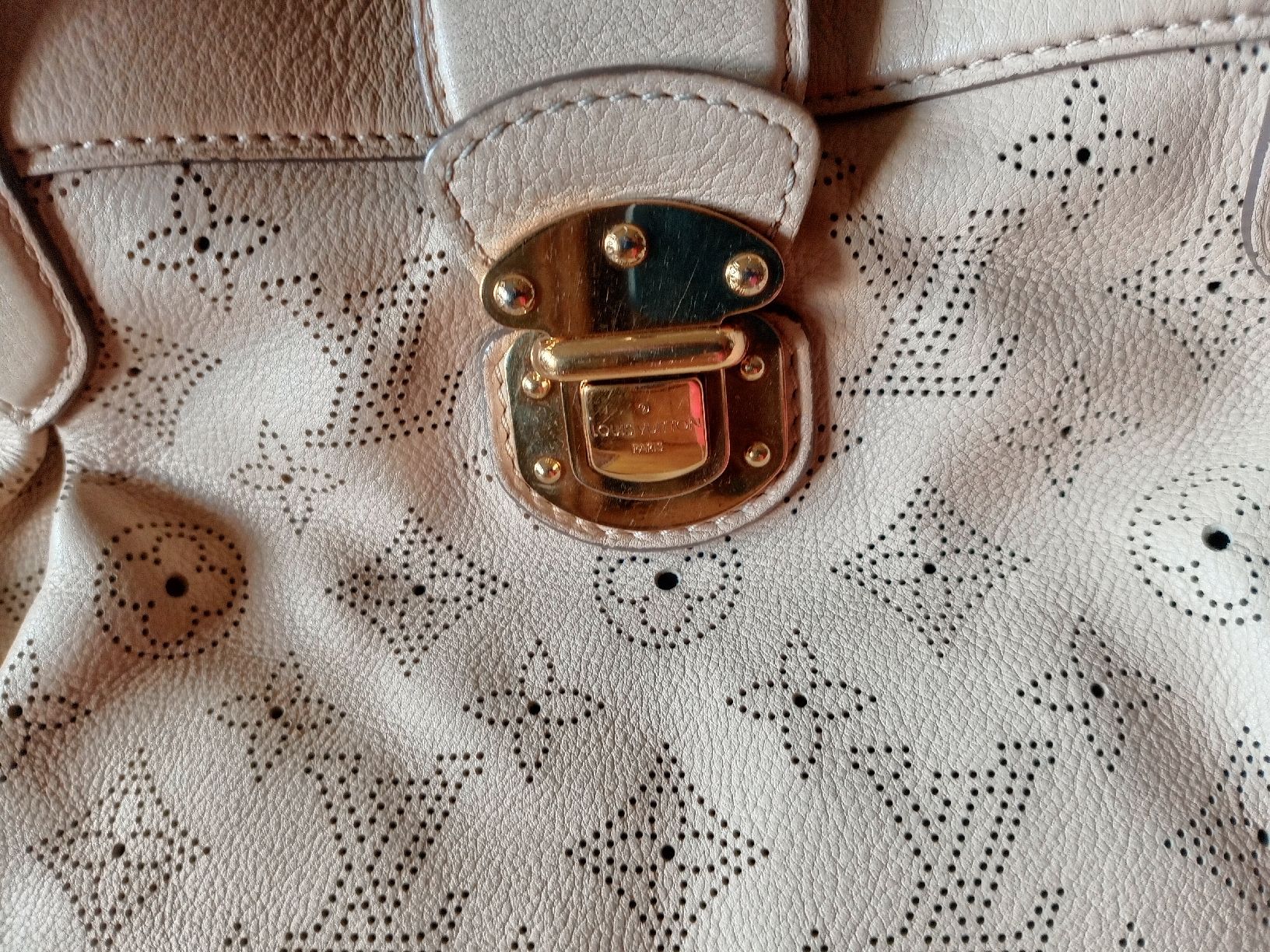 Louis Vuitton Taschen für Damen: Louis Vuitton . Mahina – Gebraucht aus Disentis-Muster von Bix03 4
