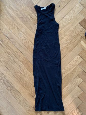 Robe noire en coton côtelé pull & bear