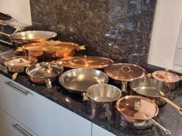 EINE PHÄNOMENALE KUPFERPFANNEN-GRUNDSTOCK-KOLLEKTION EDEL