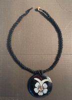 Handgefertigte schwarze Perlenkette u. Blumenmuster Anhänger