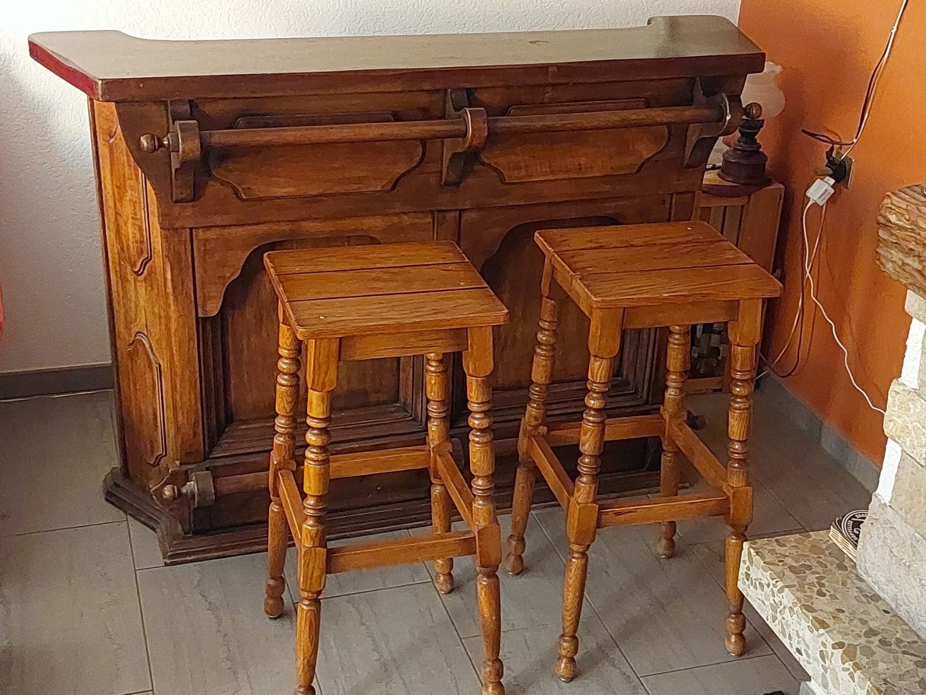 Ladenausstattungen & Messebau: BAR EN BOIS MASSIF AVEC 3 TABOURETS – Gebraucht aus St-Ursanne von djo_755s