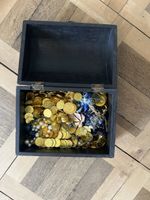mit Spielschätzen gefüllte Schatzkiste aus Holz, für Kinder 