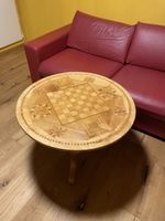 Runder Holztisch mit Schachbrettmuster - Ein Hingucker!