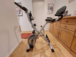 Hometrainer mit Arm- und Bein-Zugseilen