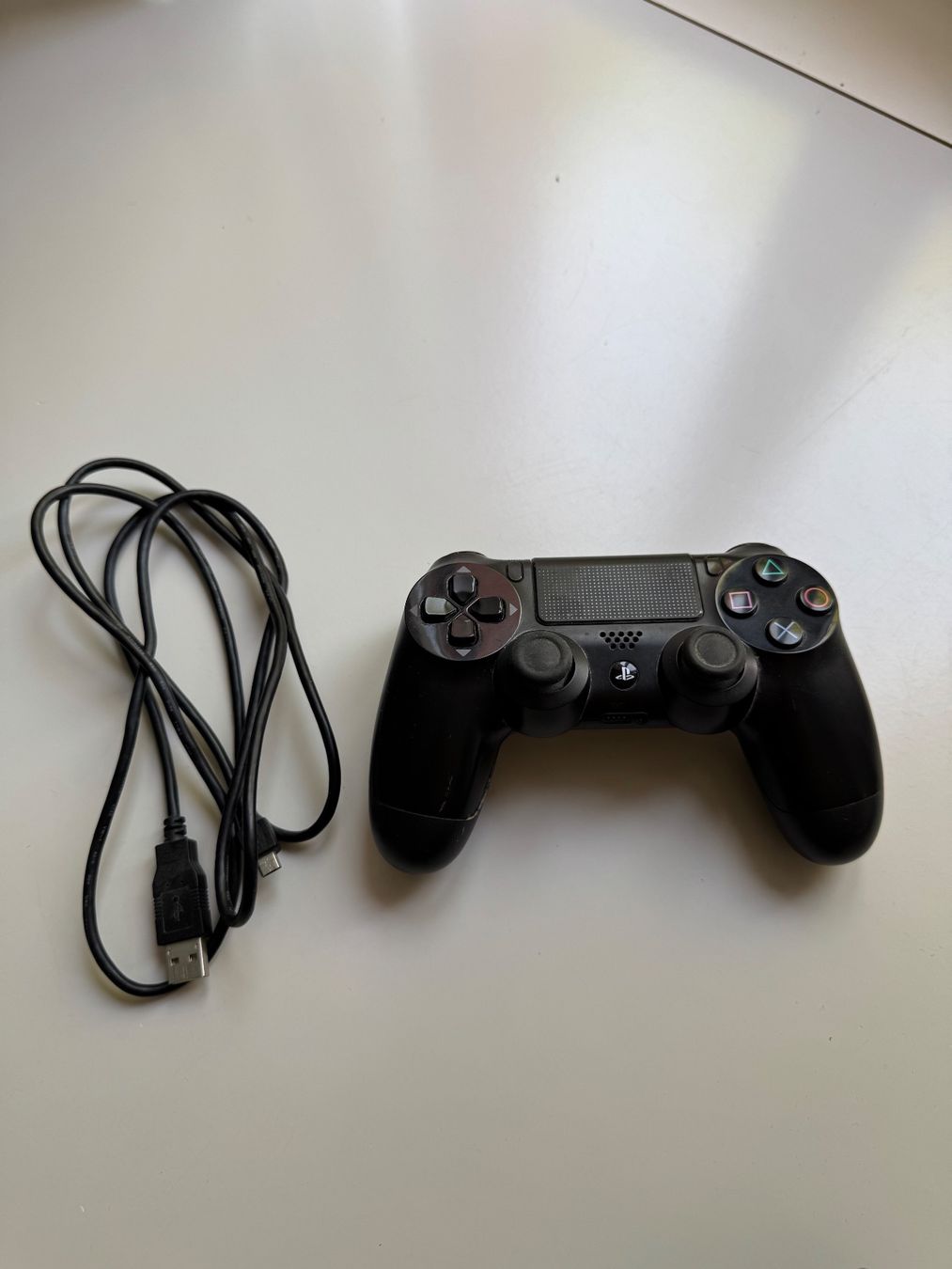 Sony Controller: PS4 Controller mit USB-Kabel – Usato da Uster venduto da Nyyk