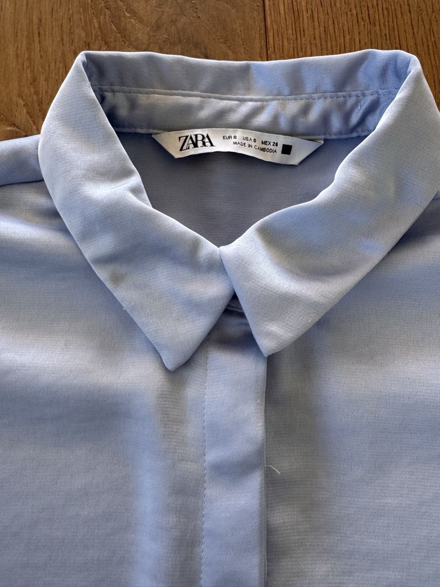 Zara Camicette: Zara Satin Hemdbluse Gr. S in hellblau – Usato da Altendorf venduto da PiaLang 1