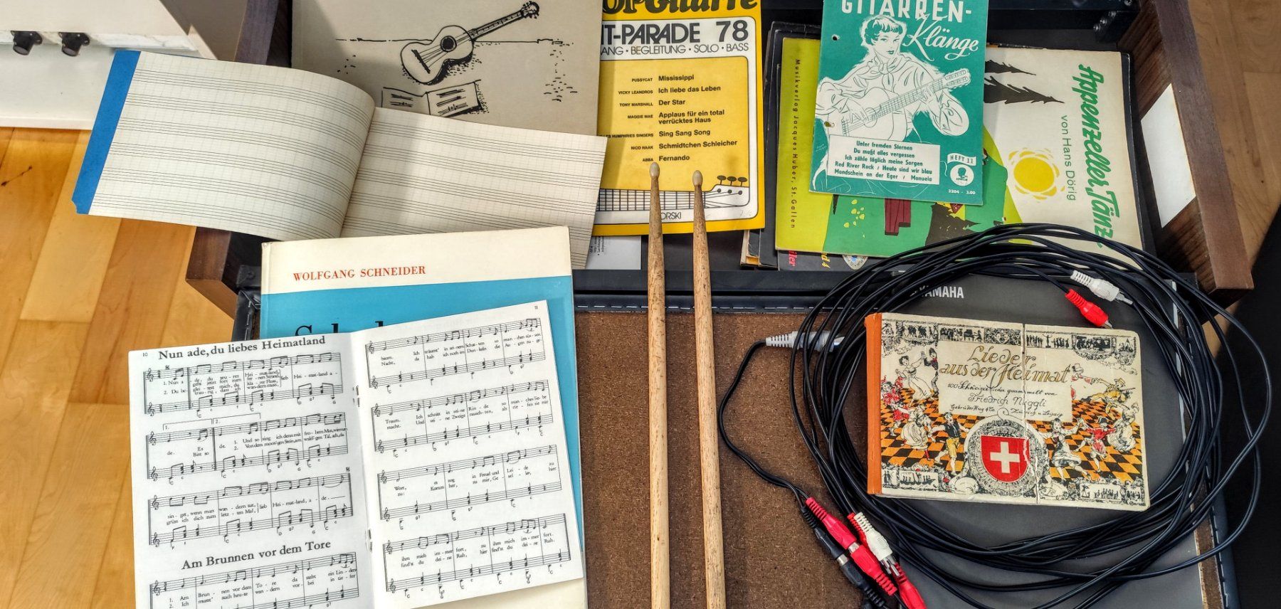Strumenti musicali: Keyboard-Set: Yamaha PSR-S710 mit Ständer, Hocker & Noten – Usato da Gersau venduto da irenja 4