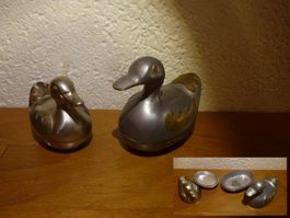 Zwei schöne Enten Schalen aus Zinn und Messing verziert