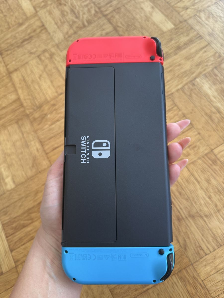 Nintendo Konsolen: Nintendo Switch OLED mit Zubehör – Gebraucht aus Zermatt von nad_b6ch 4