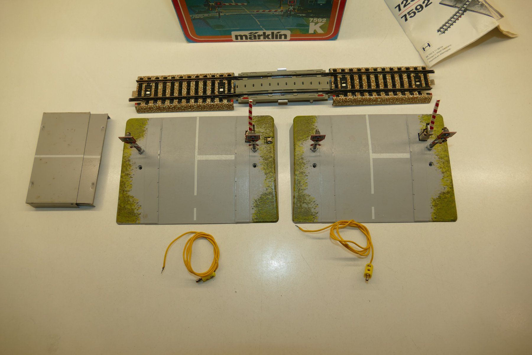 Märklin Modellini di ferrovie: Märklin H0: M-Bahnübergang mit Halbschranke – Usato da Niederhasli venduto da rail-duerst 3