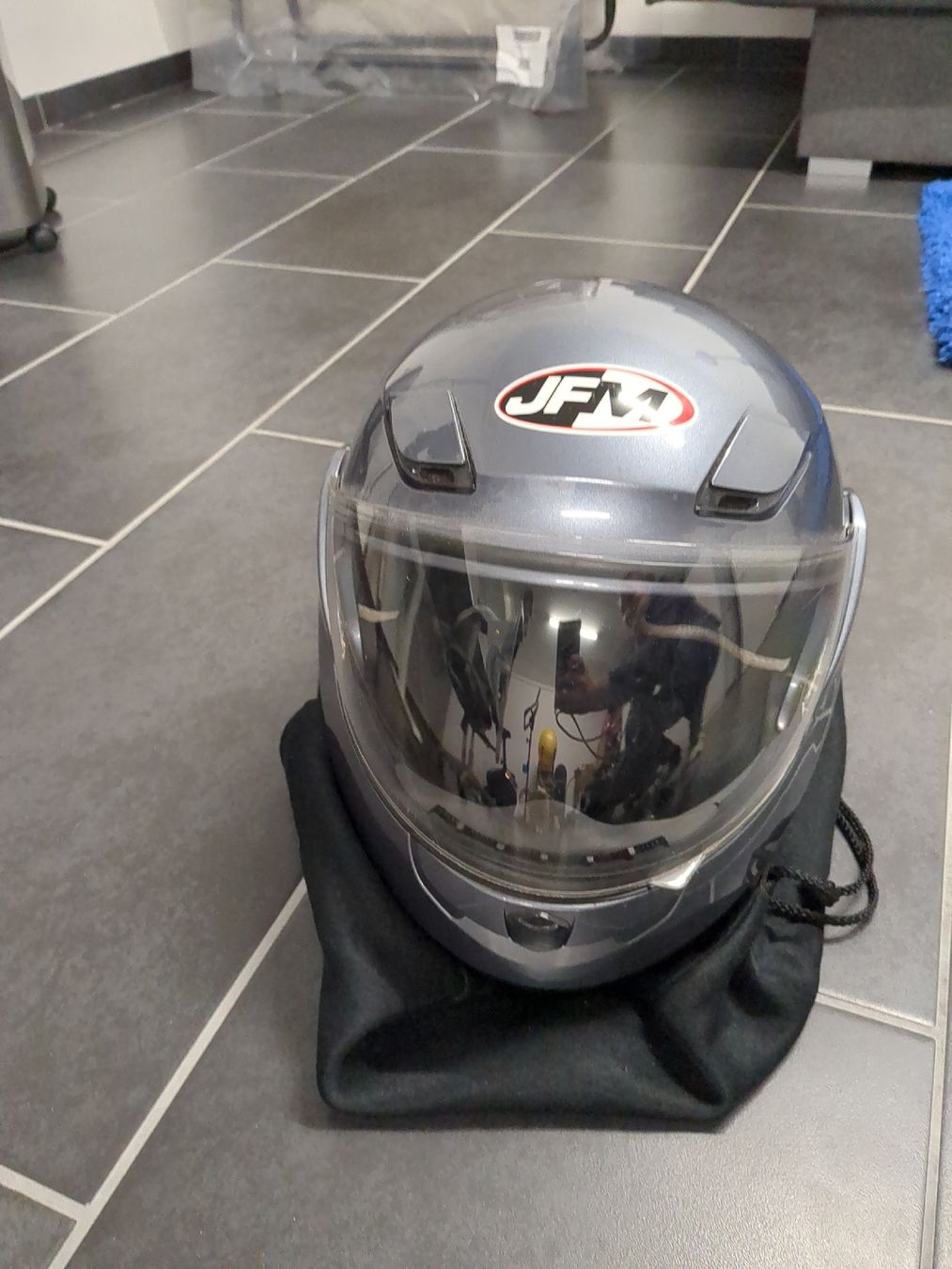 Caschi & visiere: JFM Motorcycle Helmet - Grey - Size M - Good Condition – Usato da Aarburg venduto da ali_7rgj