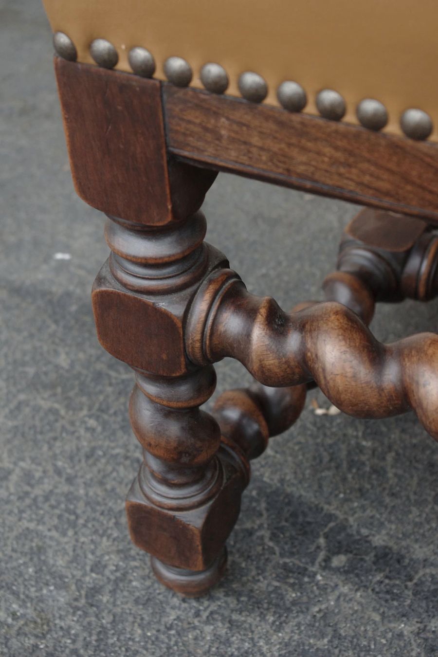 Poltrone: antiker Armlehnsessel mit neuem Leder – Usato da Meggen venduto da Trouvaillen 4