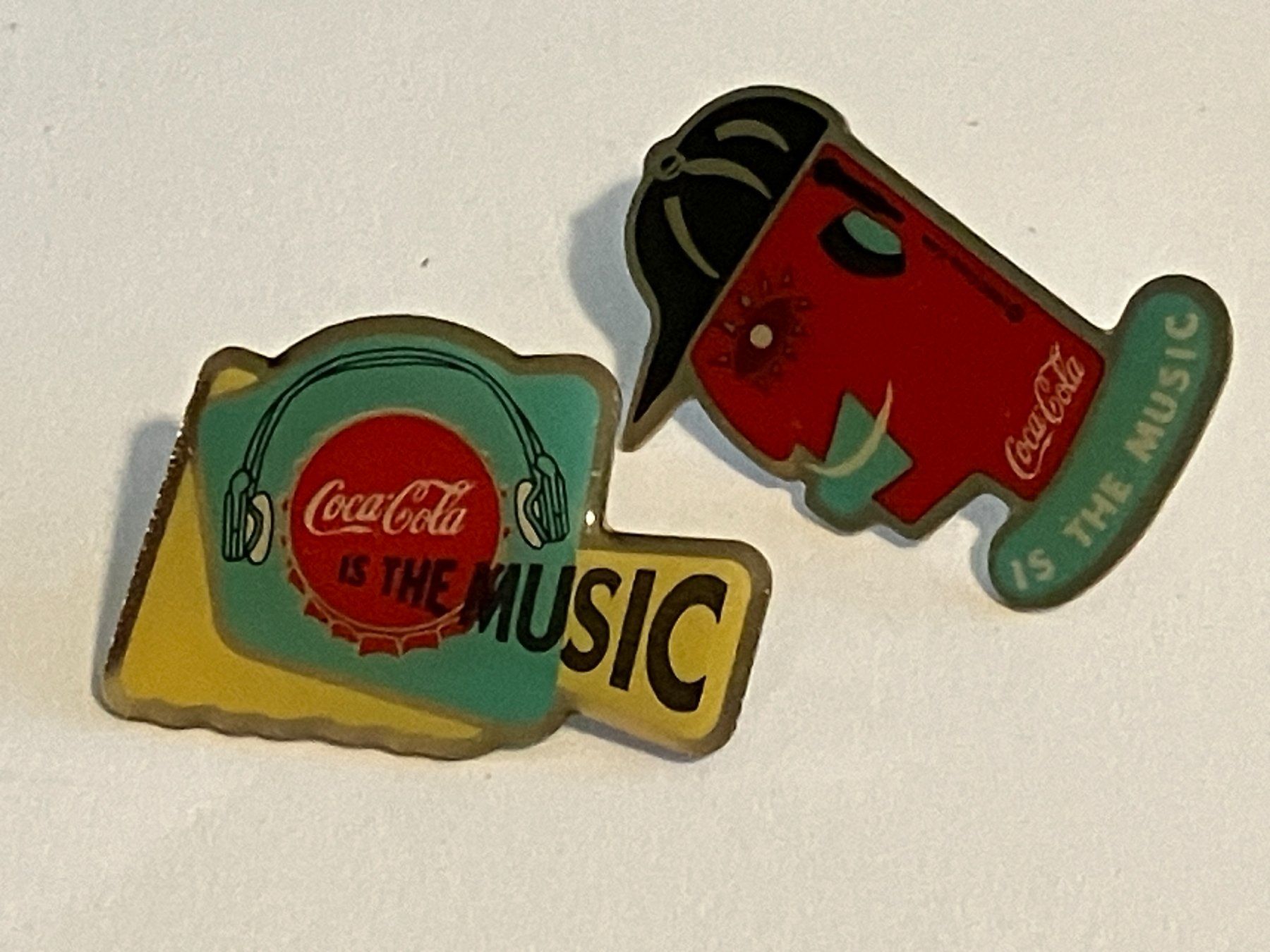 Placchette & Badge: 2 Pin Coca Cola is the music – Usato da Basel venduto da djwwpp