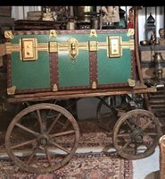 Charriot antique avec malle