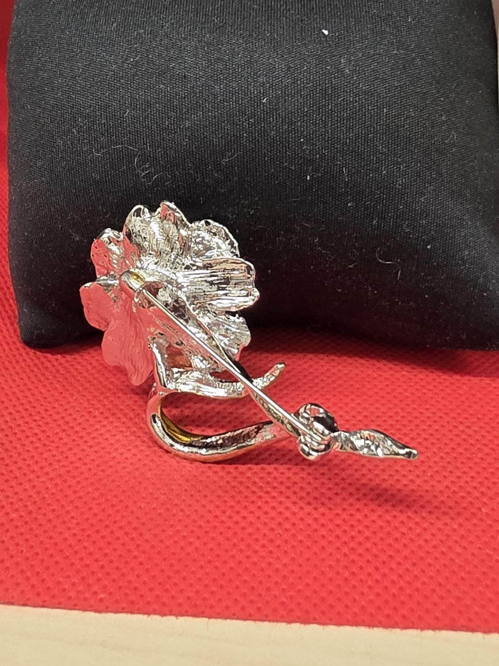 Spille & Fermagli: Brosche Blume lila goldfarben silberfarben neu – Nuovo (secondo la descrizione) da Herisau venduto da Antiques.AR 1