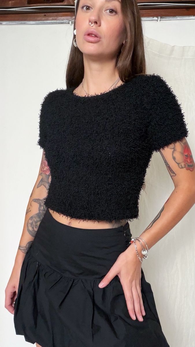 Mango Top: Mango black fuzzy crop top – Usato da Knonau venduto da Grapesvintage