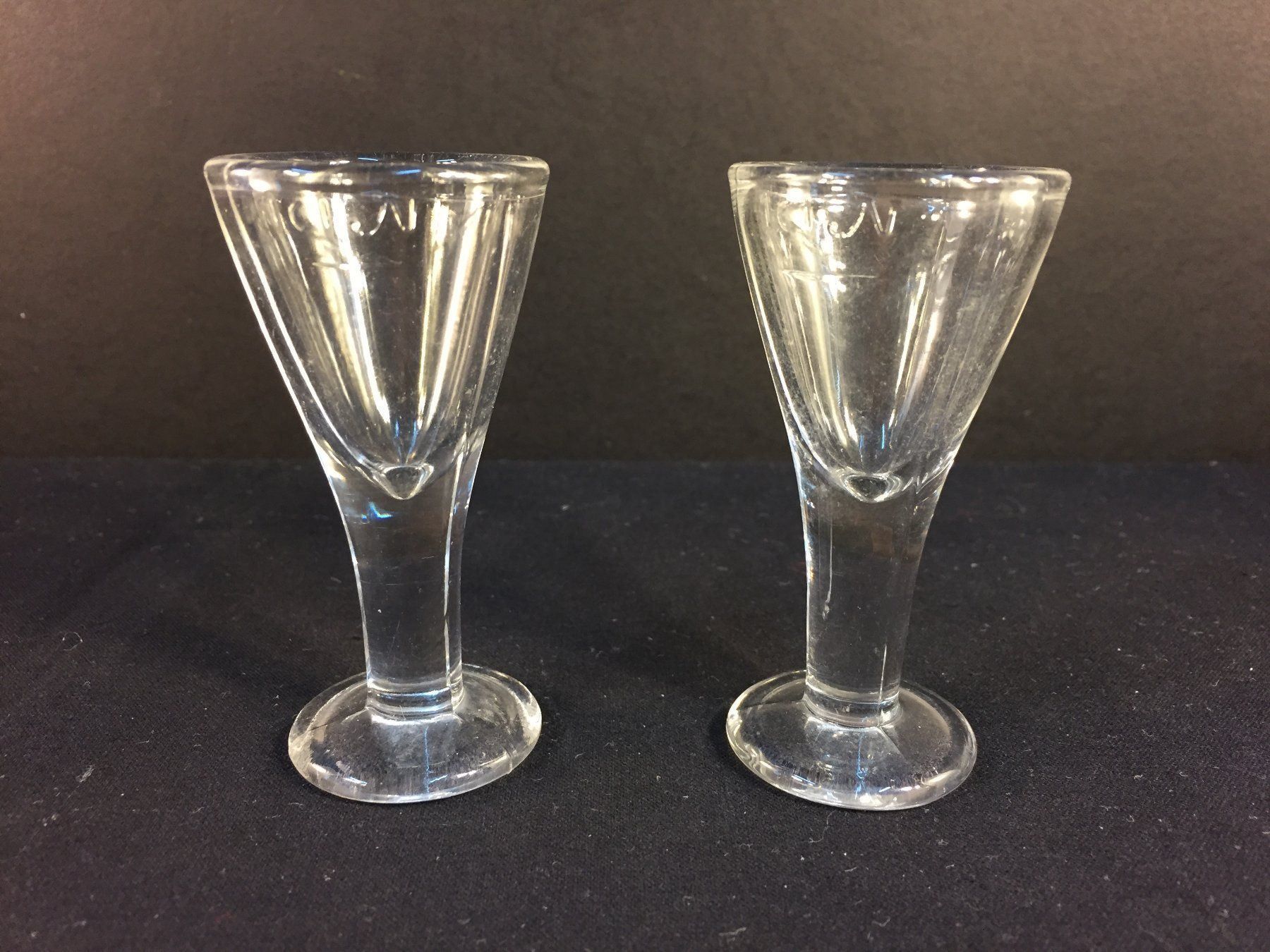 Bicchieri: Vintage 2 Pressed Schnaps/Likörgläser – Usato da Schaffhausen venduto da vintageville