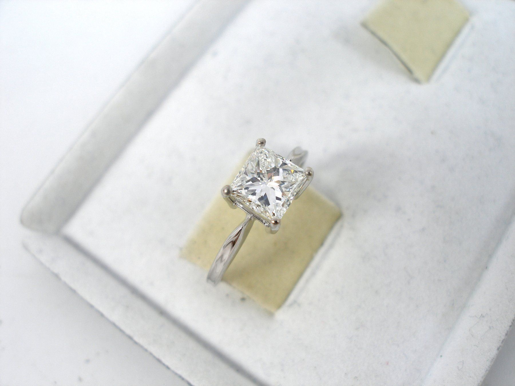 Ringe: 0.750 WG 1.25 CT SOLITAIRE PRINCESS – Neu und originalverpackt aus Zürich von SWISSTIMEARTS-AG