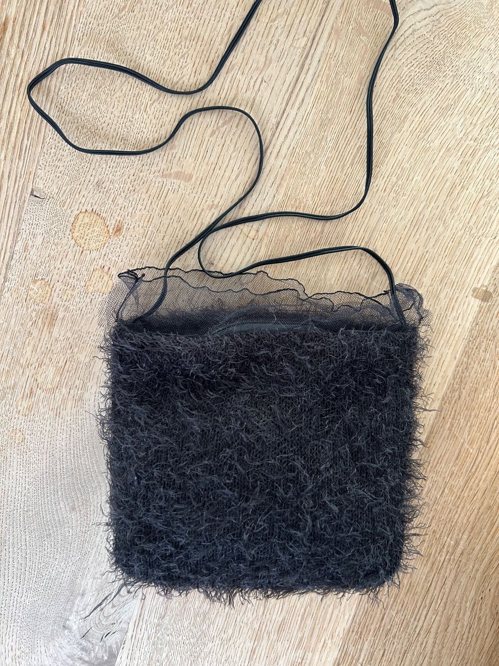 Borse da donna: Kleine Tasche aus schwarzem Teddystoff – Nuovo (secondo la descrizione) da Rothenburg venduto da stacostaco