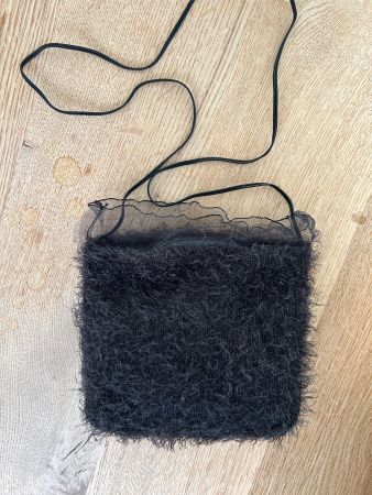Kleine Tasche aus schwarzem Teddystoff
