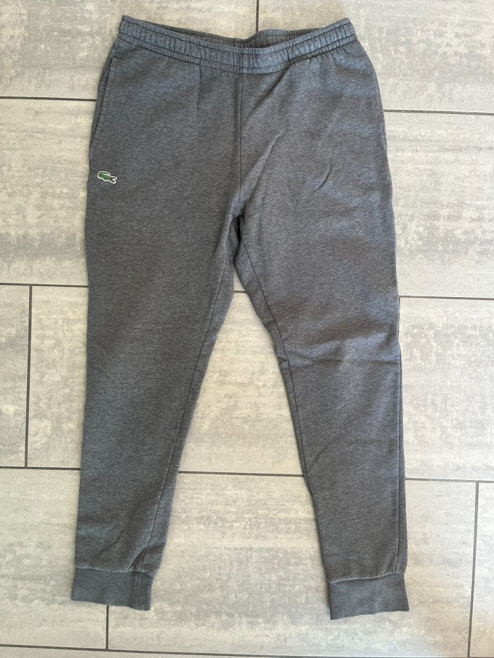 Lacoste Hosen: LACOSTE Trainerhose lang Dunkelgrau – Gebraucht aus Otelfingen von Denis_ZH