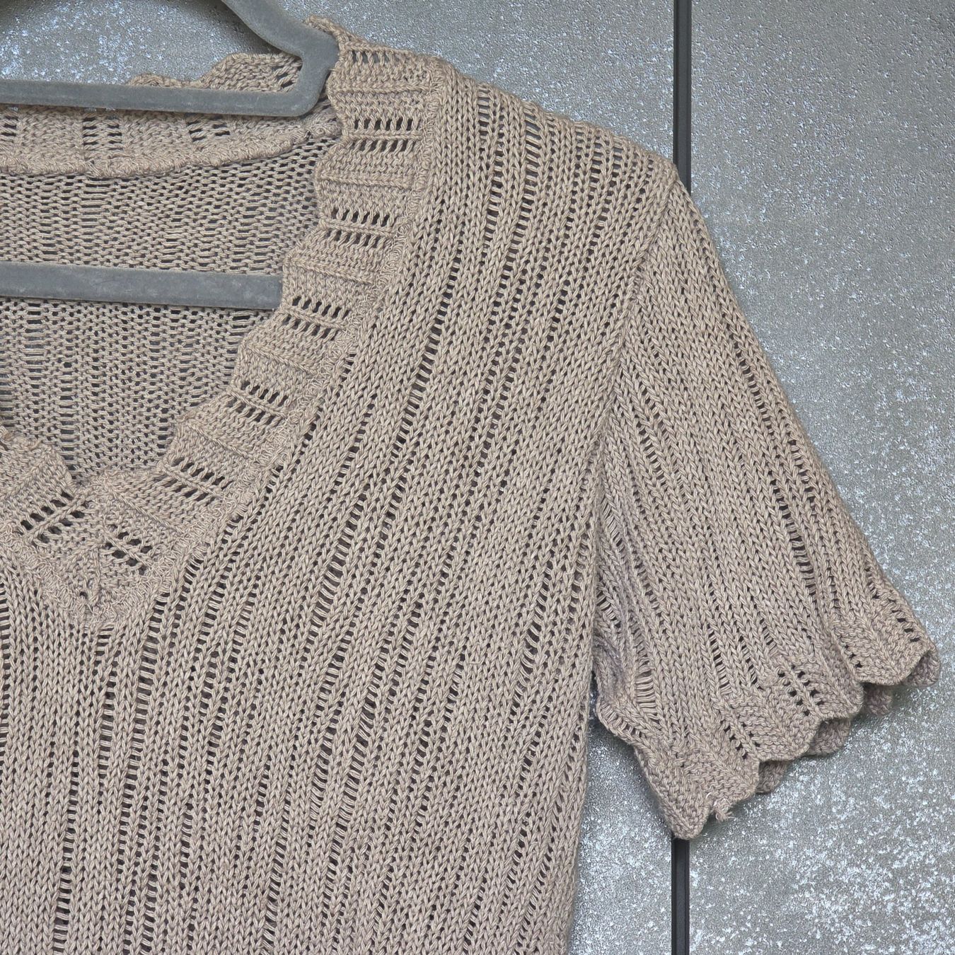 Top: 🐸 TOP / STRICKTOP TAUPE S - M OBERTEIL KURZARM PULLOVER – Usato da Môtier (Vully) venduto da Frogs 6