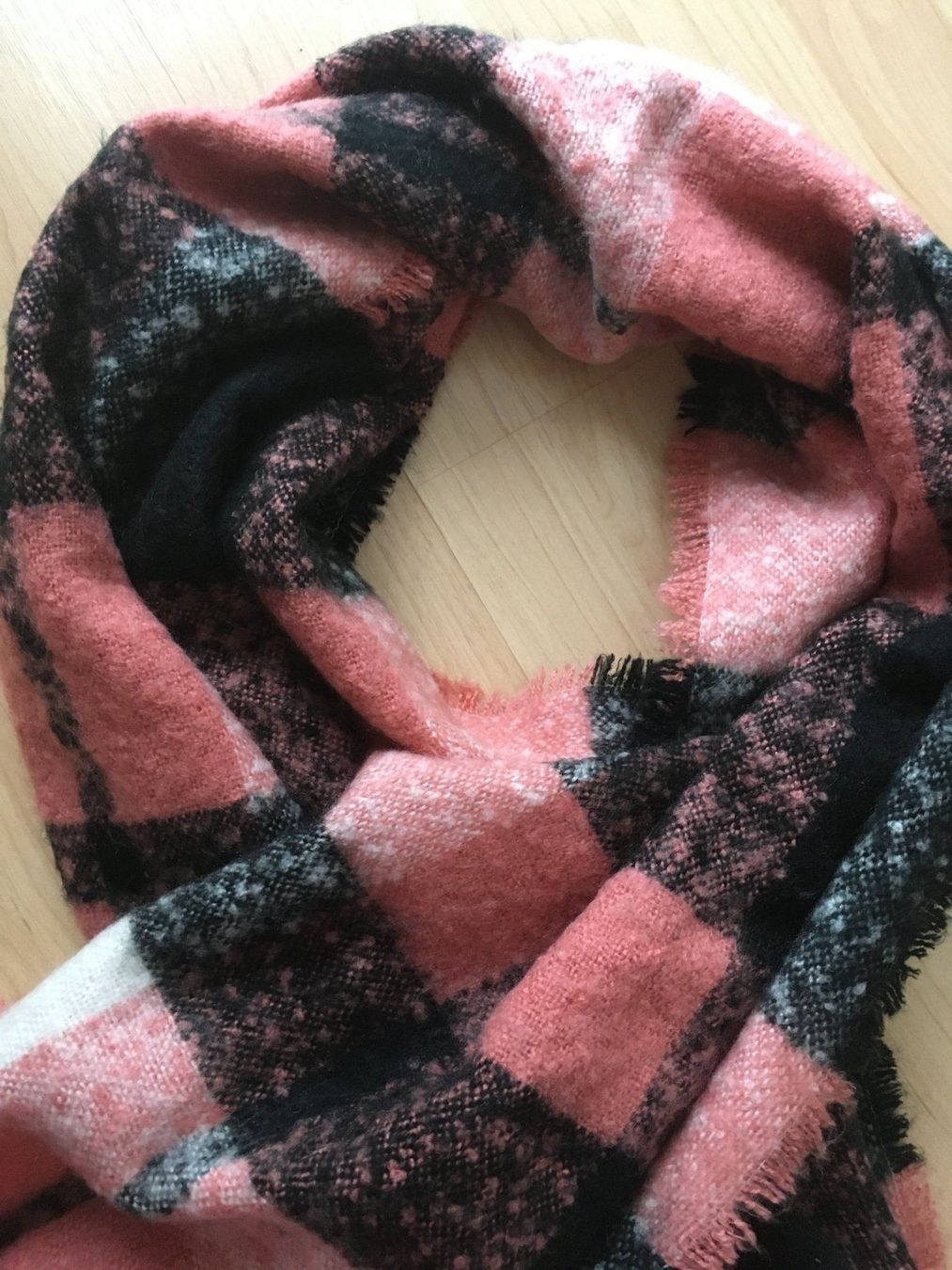 Hallhuber Foulards & écharpes: HALLHUBER Winterschal Bouclé – D'occasion à Muotathal par robin40 3