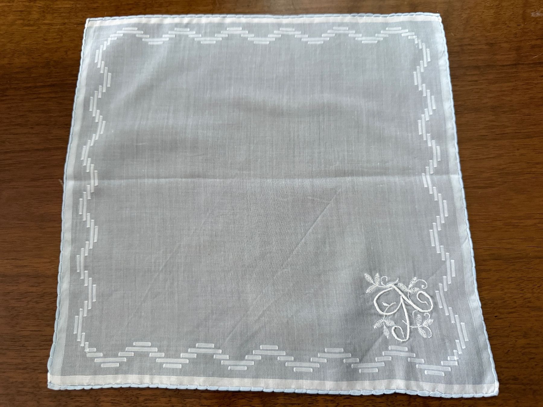Autres vêtements & accessoires: Taschentuch mit Monogramm "R" guter Zustand – D'occasion à Erstfeld par Mario_boe0 1