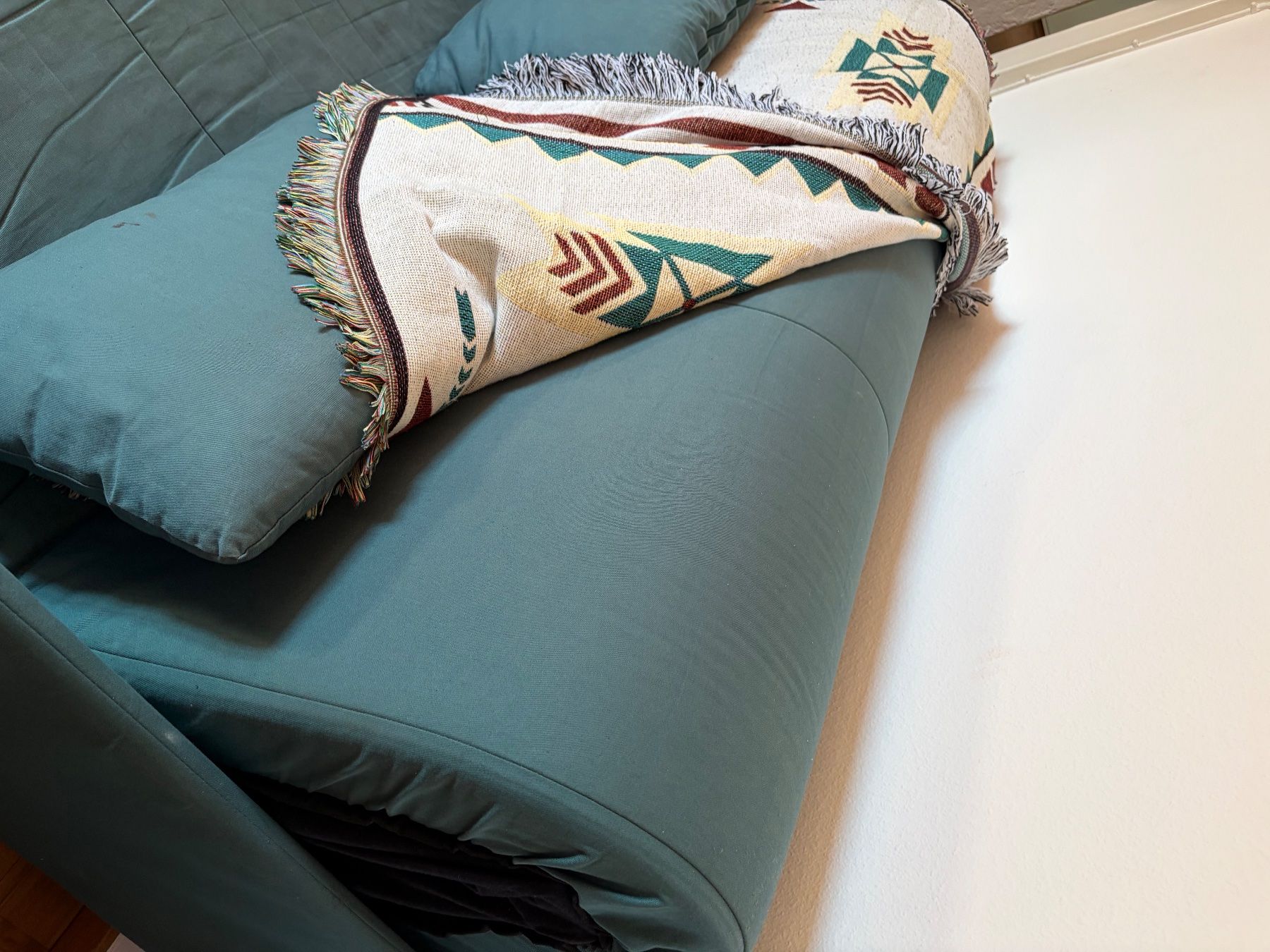 Divani: 2 Seater Sofa Bed with Pillows and Blanket! – Usato da Eglisau venduto da eas_7cth 2