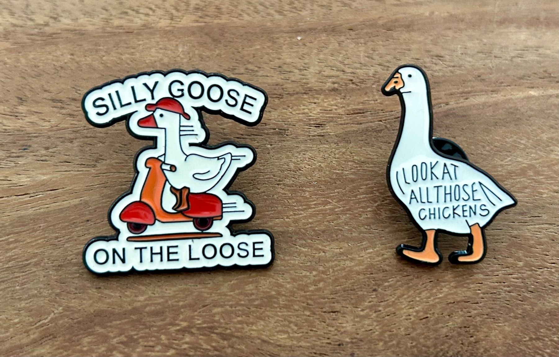 Plaquettes & Badges: 2x Lustiger Pin Gans – Neuf avec emballage d'origine à Geneve par vane267