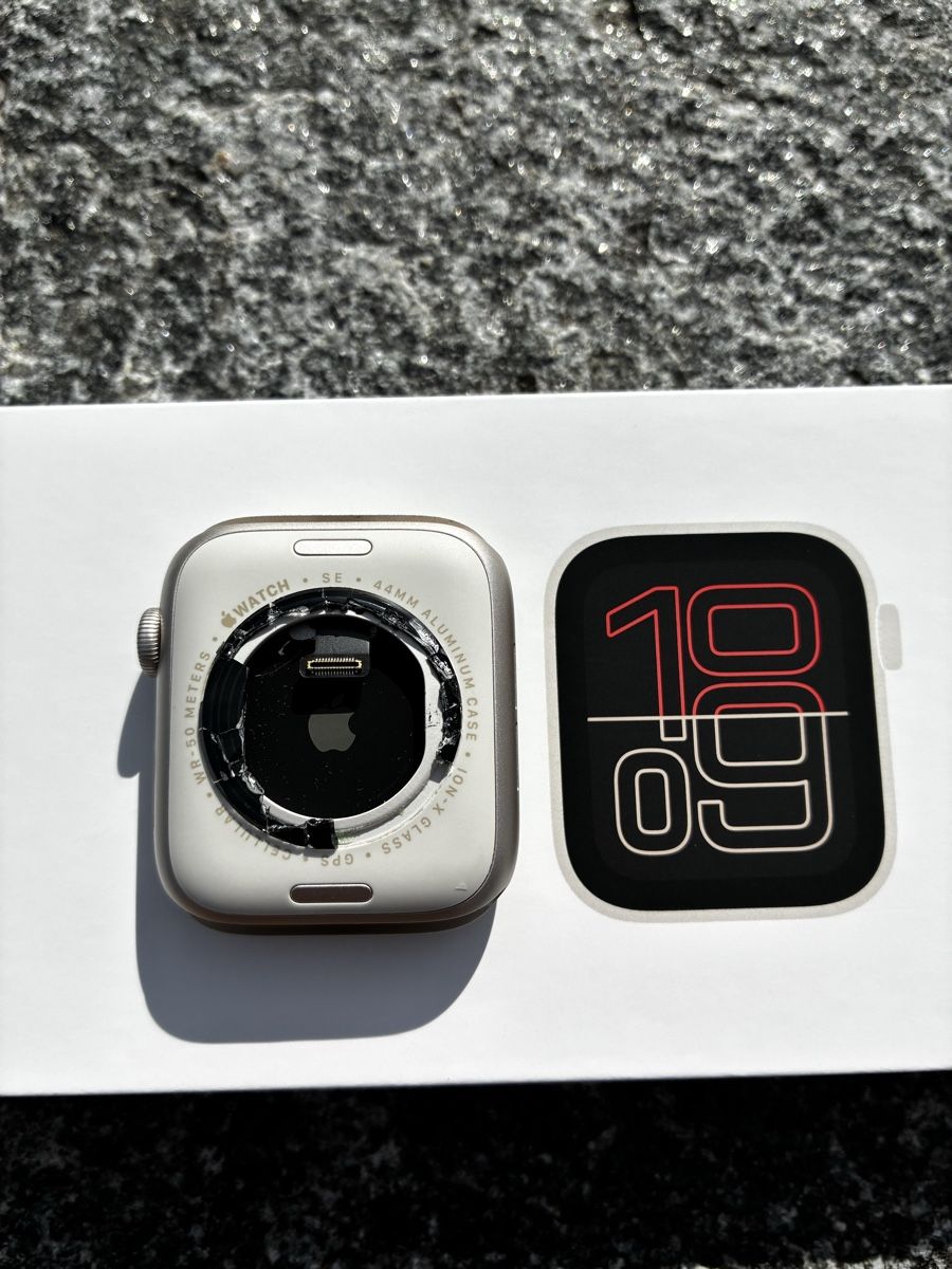 Apple Smartwatch: Apple Watch SE 3 44mm Starlight GPS + Cellular – Difettoso da Appenzell venduto da bond77