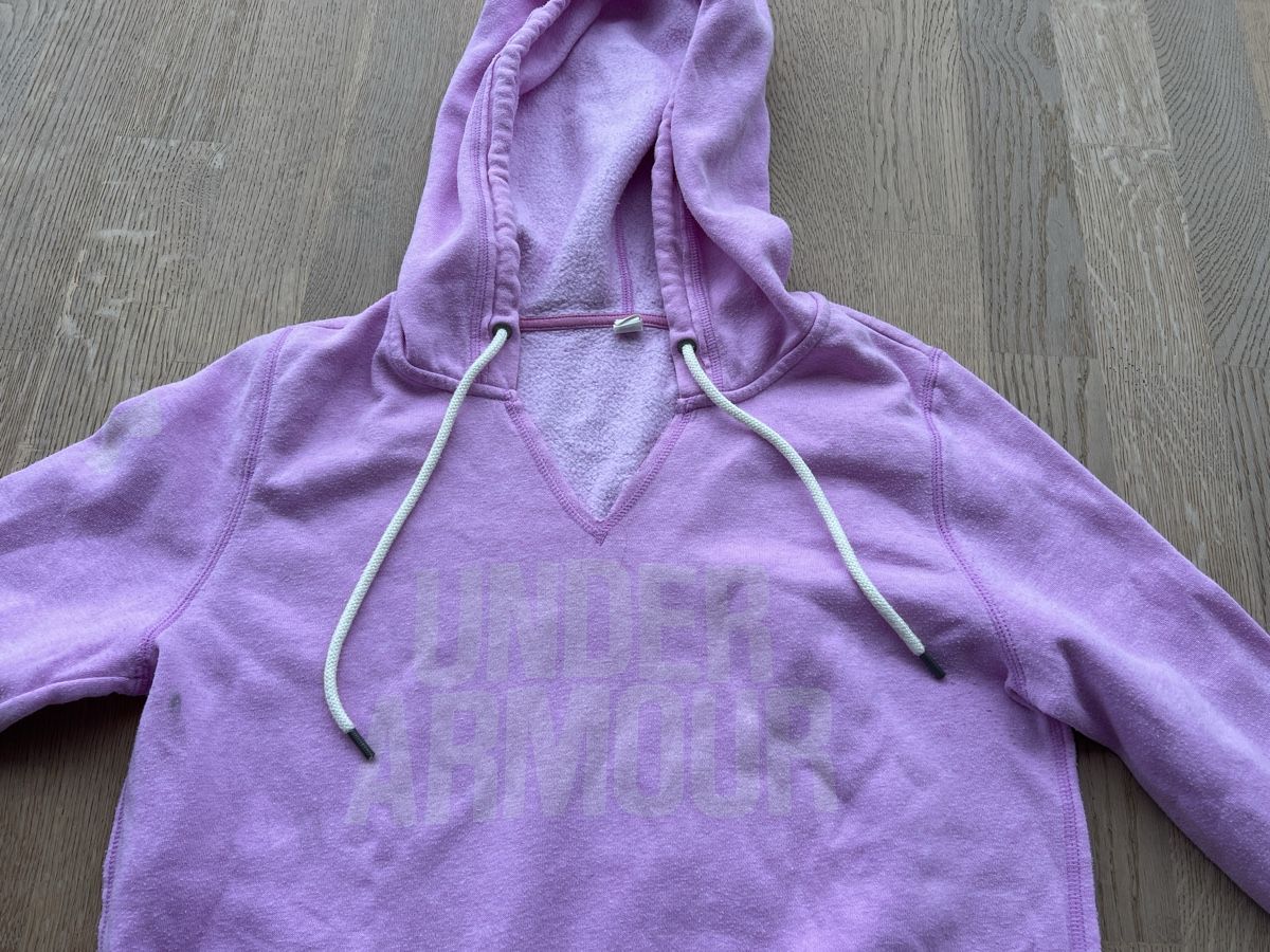 Under Armour Pullover & Sweatshirts: Under Armour Kapuzenpullover lila Grösse M – Gebraucht aus Beckenried von Mark101 1