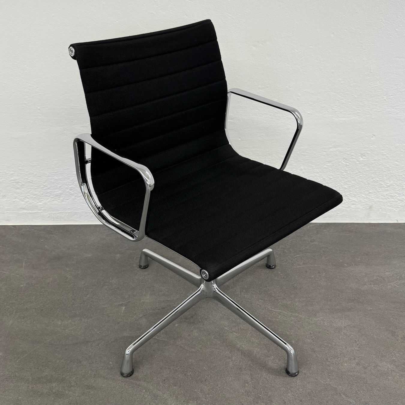 Sedie: Vitra Eames Alu Chair EA104 Hopsak – Usato da Schönenwerd venduto da mcofficeshop 1