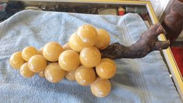 Weintraubenzweig - Deccoration Skulptur aus Alabaster
