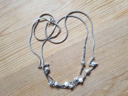 Vintage silberfarbige lange Halskette mit Perlen