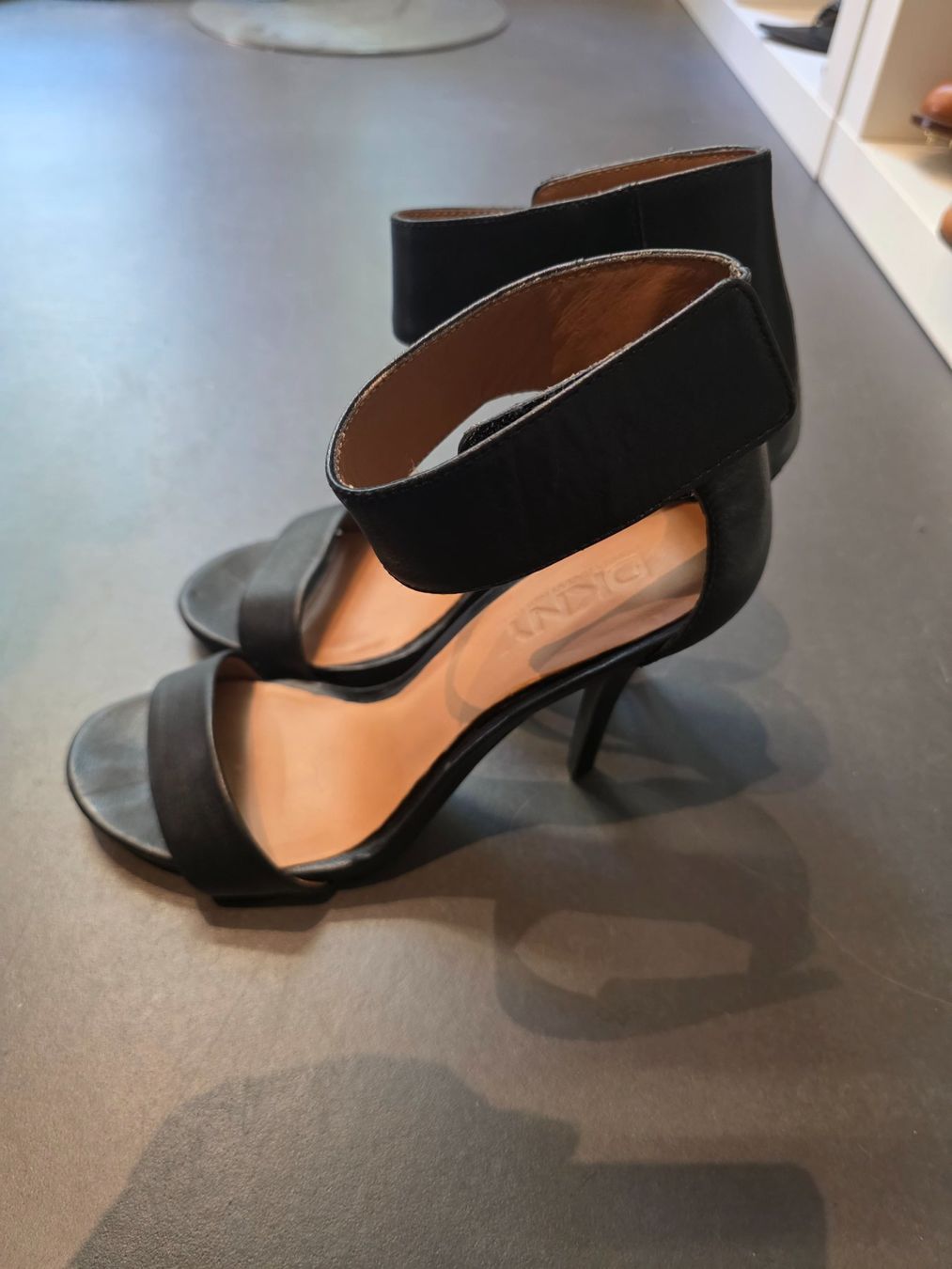 Chaussures femmes: Donna Karan Sandale – D'occasion à Zürich par ANU-AnimalsNeedUs 1