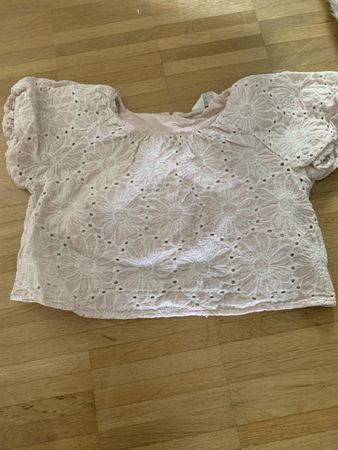 Rosa Sommerbluse mit Lochmuster, Grösse 122 Top Zustand