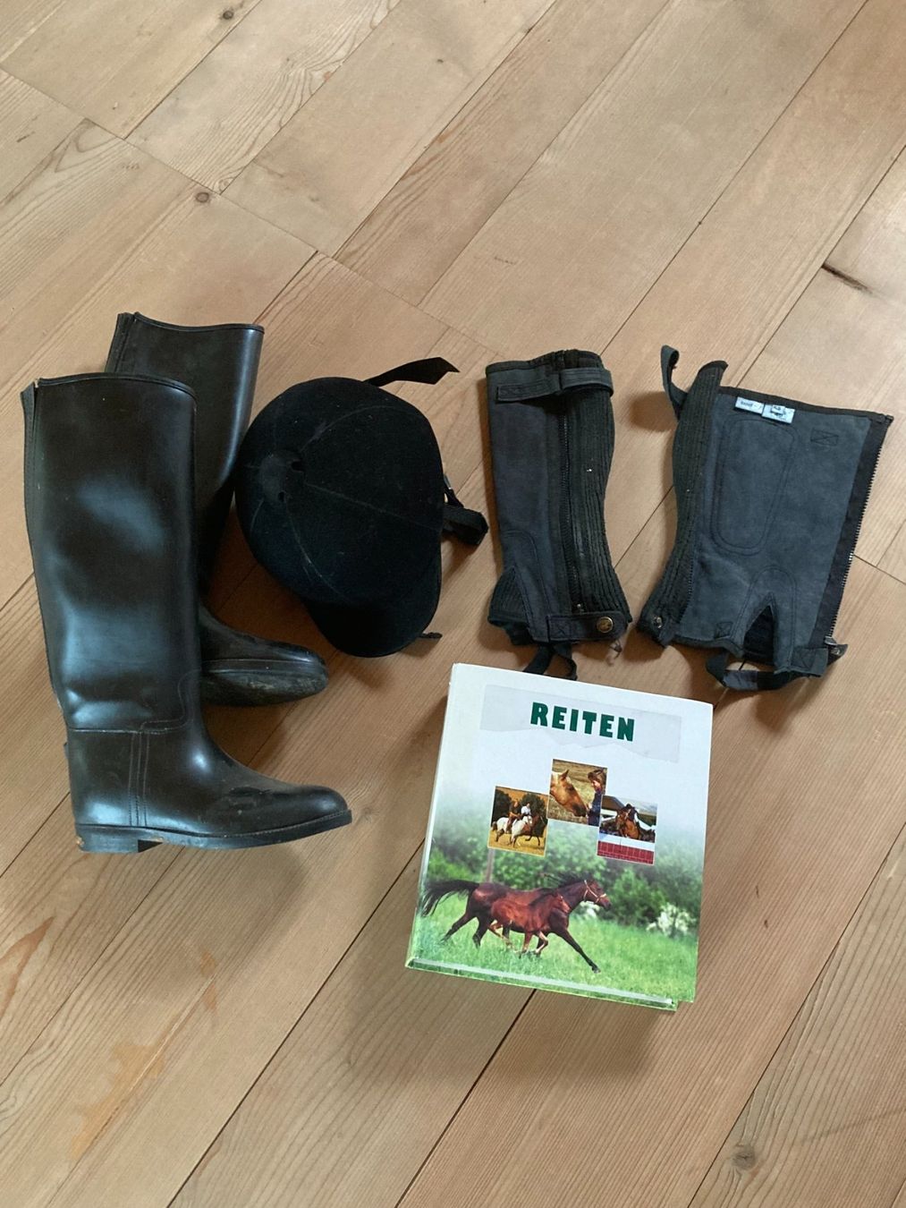 Caschi: Reit Set Helm/Stiefel/Gamaschen – Usato da Boltigen venduto da emolaki