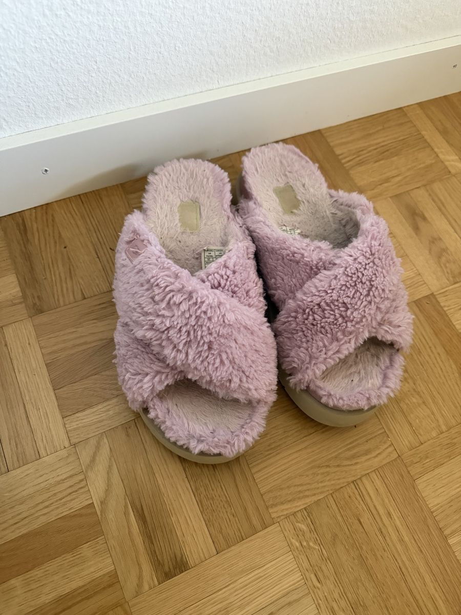 Ugg Scarpe da donna: UGG Fuzz Sugar Hausschuhe – Usato da Schlieren venduto da mle_lws6