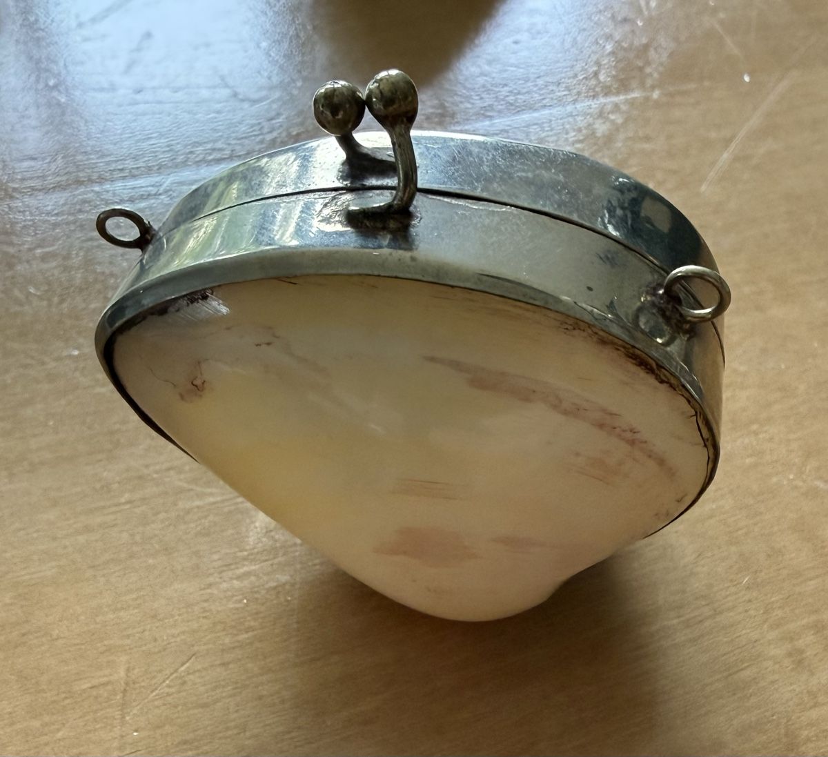 Ciondoli: Pendentif en nacre (réticule) – Usato da Les Bayards venduto da aout 1