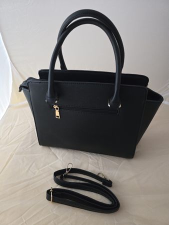 Schwarze Handtasche, neuwertig, mit goldenen Details
