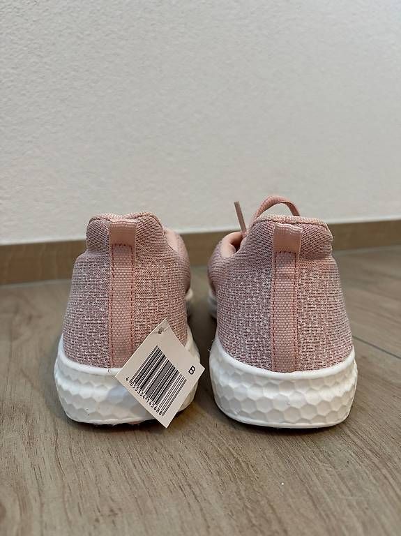 Schuhe für Mädchen: Rosa Turnschuhe – Gebraucht aus Niederwil AG von jul_xms5 2