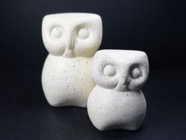 Grosse und kleine Eule aus weisser Keramik